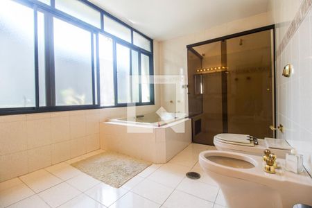 Casa de condomínio à venda com 651m², 4 quartos e 6 vagas Casa de condomínio à venda com 651m², 4 quartos e 6 vagasBanheiro da Suíte 1