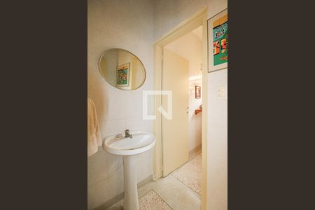 Casa à venda com 367m², 2 quartos e 2 vagasBanheiro de Serviço