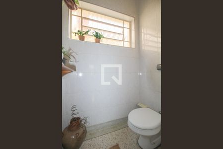 Casa à venda com 367m², 2 quartos e 2 vagasBanheiro de Serviço