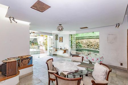 Casa à venda com 473m², 3 quartos e 4 vagas Casa à venda com 473m², 3 quartos e 4 vagasÁrea externa