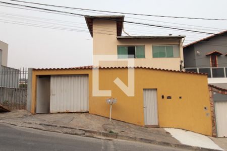 Casa à venda com 200m², 6 quartos e 2 vagasFachada