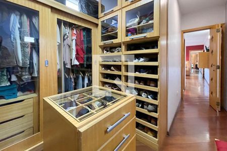 Casa à venda com 312m², 3 quartos e 2 vagas Casa à venda com 312m², 3 quartos e 2 vagasCloset - Suíte 2