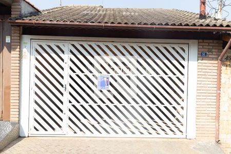 Casa à venda com 135m², 2 quartos e 2 vagas Casa à venda com 135m², 2 quartos e 2 vagasFachada