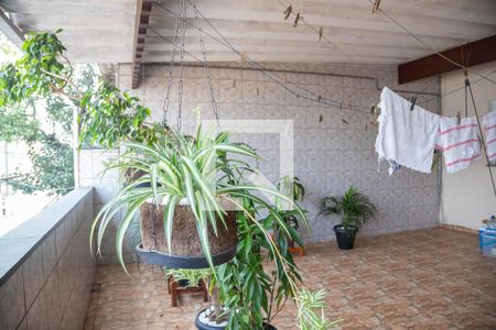 Casa à venda com 213m², 2 quartos e 2 vagas Casa à venda com 213m², 2 quartos e 2 vagasVaranda