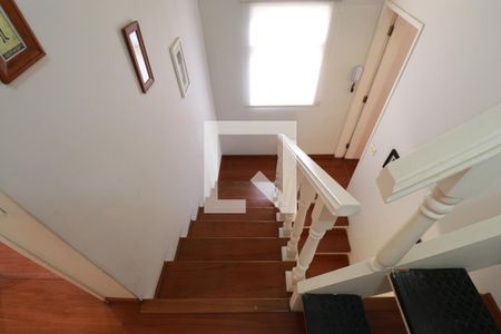 Casa à venda com 220m², 4 quartos e 3 vagasEscada