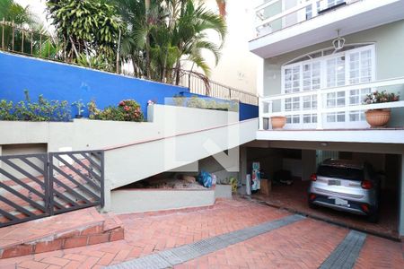 Casa à venda com 220m², 4 quartos e 3 vagas Casa à venda com 220m², 4 quartos e 3 vagasGaragem