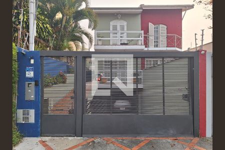Casa à venda com 220m², 4 quartos e 3 vagas Casa à venda com 220m², 4 quartos e 3 vagasFachada