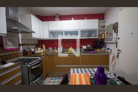 Apartamento à venda com 220m², 4 quartos e 2 vagas Apartamento à venda com 220m², 4 quartos e 2 vagasCozinha e Área de Serviço