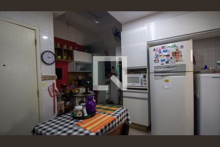 Apartamento à venda com 220m², 4 quartos e 2 vagas Apartamento à venda com 220m², 4 quartos e 2 vagasCozinha e Área de Serviço
