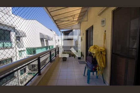 Apartamento à venda com 220m², 4 quartos e 2 vagas Apartamento à venda com 220m², 4 quartos e 2 vagasSacada do Quarto 1 e 2