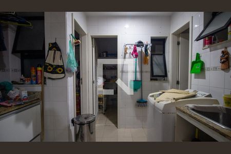 Apartamento à venda com 220m², 4 quartos e 2 vagas Apartamento à venda com 220m², 4 quartos e 2 vagasCozinha e Área de Serviço