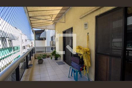 Apartamento à venda com 220m², 4 quartos e 2 vagas Apartamento à venda com 220m², 4 quartos e 2 vagasSacada do Quarto 1 e 2