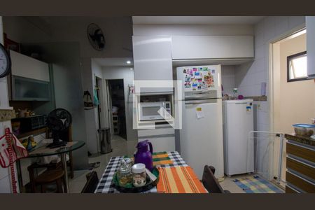 Apartamento à venda com 220m², 4 quartos e 2 vagas Apartamento à venda com 220m², 4 quartos e 2 vagasCozinha e Área de Serviço