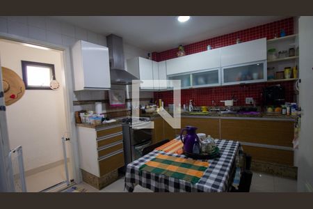 Apartamento à venda com 220m², 4 quartos e 2 vagas Apartamento à venda com 220m², 4 quartos e 2 vagasCozinha e Área de Serviço