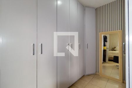 Casa à venda com 330m², 2 quartos e 2 vagas Casa à venda com 330m², 2 quartos e 2 vagasCloset - Suíte 1
