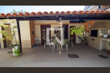 Casa de condomínio à venda com 320m², 4 quartos e 2 vagas Casa de condomínio à venda com 320m², 4 quartos e 2 vagasÁrea Gourmet