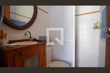 Casa de condomínio à venda com 320m², 4 quartos e 2 vagas Casa de condomínio à venda com 320m², 4 quartos e 2 vagasBanheiro do Quintal