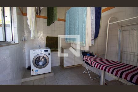 Casa de condomínio à venda com 320m², 4 quartos e 2 vagas Casa de condomínio à venda com 320m², 4 quartos e 2 vagasÁrea de Serviço