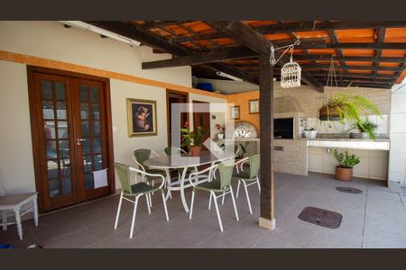 Casa de condomínio à venda com 320m², 4 quartos e 2 vagas Casa de condomínio à venda com 320m², 4 quartos e 2 vagasÁrea Gourmet