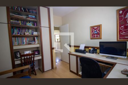 Casa de condomínio à venda com 320m², 4 quartos e 2 vagas Casa de condomínio à venda com 320m², 4 quartos e 2 vagasQuarto 1