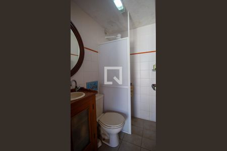 Casa de condomínio à venda com 320m², 4 quartos e 2 vagas Casa de condomínio à venda com 320m², 4 quartos e 2 vagasBanheiro do Quintal