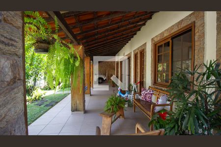 Casa de condomínio à venda com 320m², 4 quartos e 2 vagas Casa de condomínio à venda com 320m², 4 quartos e 2 vagasVaranda