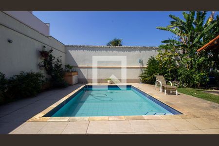 Casa de condomínio à venda com 320m², 4 quartos e 2 vagas Casa de condomínio à venda com 320m², 4 quartos e 2 vagasQuintal