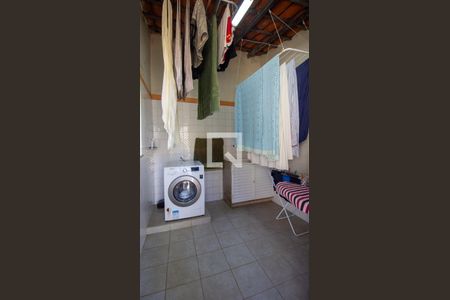 Casa de condomínio à venda com 320m², 4 quartos e 2 vagas Casa de condomínio à venda com 320m², 4 quartos e 2 vagasÁrea de Serviço