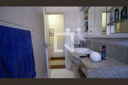 Casa de condomínio à venda com 320m², 4 quartos e 2 vagas Casa de condomínio à venda com 320m², 4 quartos e 2 vagasBanheiro Social