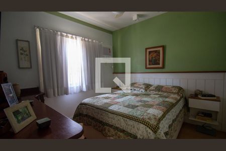 Casa de condomínio à venda com 320m², 4 quartos e 2 vagas Casa de condomínio à venda com 320m², 4 quartos e 2 vagasSuíte
