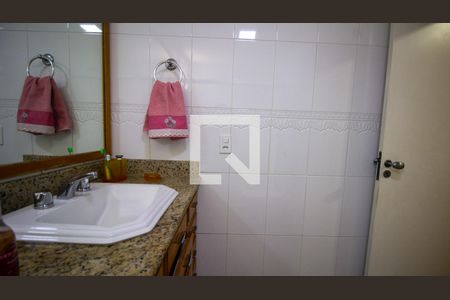 Casa de condomínio à venda com 320m², 4 quartos e 2 vagas Casa de condomínio à venda com 320m², 4 quartos e 2 vagasBanheiro da Suíte