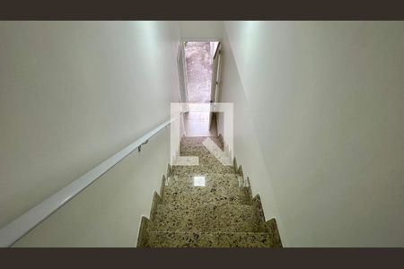 Casa à venda com 120m², 3 quartos e sem vaga Casa à venda com 120m², 3 quartos e sem vagaEscada