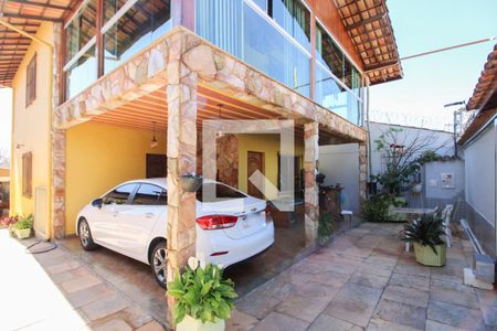 Casa à venda com 260m², 3 quartos e 5 vagas Casa à venda com 260m², 3 quartos e 5 vagasGaragem