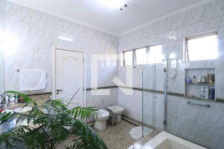 Casa à venda com 500m², 4 quartos e 5 vagasBanheiro da Suíte 2