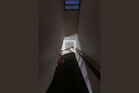 Casa à venda com 250m², 4 quartos e 2 vagas Casa à venda com 250m², 4 quartos e 2 vagasEscada