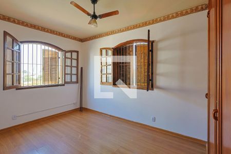 Casa à venda com 300m², 6 quartos e 2 vagas Casa à venda com 300m², 6 quartos e 2 vagasQuarto