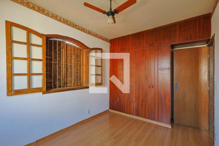 Casa à venda com 300m², 6 quartos e 2 vagas Casa à venda com 300m², 6 quartos e 2 vagasQuarto