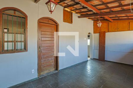 Casa à venda com 300m², 6 quartos e 2 vagas Casa à venda com 300m², 6 quartos e 2 vagasVaranda