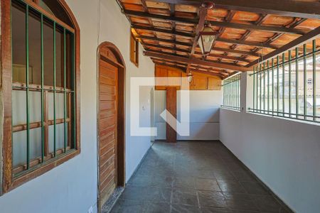 Casa à venda com 300m², 6 quartos e 2 vagas Casa à venda com 300m², 6 quartos e 2 vagasVaranda