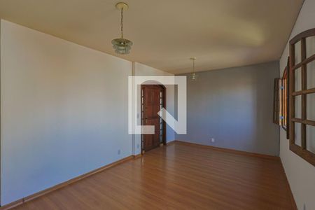 Casa à venda com 300m², 6 quartos e 2 vagas Casa à venda com 300m², 6 quartos e 2 vagasQuarto