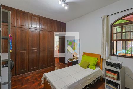 Casa à venda com 300m², 6 quartos e 2 vagas Casa à venda com 300m², 6 quartos e 2 vagasQuarto