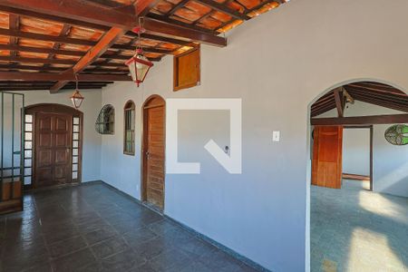 Casa à venda com 300m², 6 quartos e 2 vagas Casa à venda com 300m², 6 quartos e 2 vagasVaranda