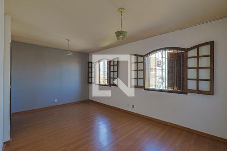 Casa à venda com 300m², 6 quartos e 2 vagas Casa à venda com 300m², 6 quartos e 2 vagasQuarto