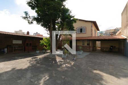 Casa à venda com 200m², 5 quartos e 6 vagas Casa à venda com 200m², 5 quartos e 6 vagasQuintal