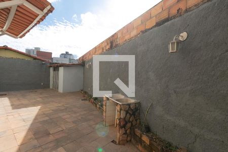 Casa à venda com 200m², 5 quartos e 6 vagas Casa à venda com 200m², 5 quartos e 6 vagasQuintal