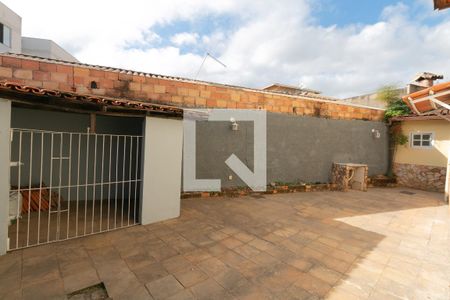 Casa à venda com 200m², 5 quartos e 6 vagas Casa à venda com 200m², 5 quartos e 6 vagasQuintal