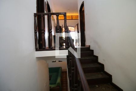 Casa à venda com 420m², 3 quartos e 2 vagasEscada de acesso 2º piso