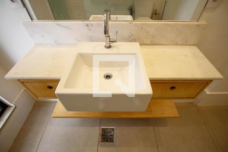 Banheiro de casa para alugar com 1 quarto, 35m² em Cerqueira César, São Paulo
