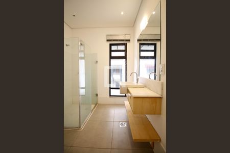 Banheiro de casa para alugar com 1 quarto, 35m² em Cerqueira César, São Paulo