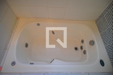 Casa à venda com 700m², 5 quartos e 3 vagas Casa à venda com 700m², 5 quartos e 3 vagasbanheira da Suíte